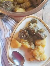 Tagliate a metà il limone, spremetene il succo in una ciotola capiente, unite abbondante acqua fredda e tenete da parte. Carciofi E Patate In Umido Secondo Piatto Vegetariano Facile E Gustoso Daniwella Felicita E Passione In Cucina