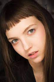 Sia che sia abbinata a un taglio scalato o ai capelli lunghi, è con questo genere di capello che il restyling della frangia dà i suoi risultati migliori senza sforzo e senza ricadere nell’antiestetico effetto piatto e dritto che altre ragazze devono sconfiggere a colpi di piastra e spazzola. Pin On Tagli Capelli Lunghi