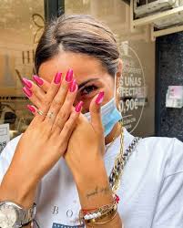 Si tienes el tono de piel morena y estas en duda qué color de uñas te queda mejor, entérate aquí que es lo mejor para ti. Disenos De Unas Inesperados Para 2021 Y Una Manicura Clasica Que Esta De Moda
