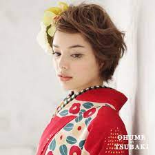 http mhc s jp 卒業式の髪型 ヘアメイク 髪飾り byモダン袴コレクション ふんわりショートが小花柄にぴったり ギンガムチェックのカラー襟とも相性 モダン 袴 髪型 ヘアスタイル 成人式 ヘアスタイル ショート 袴 ヘアスタイル ショート 袴