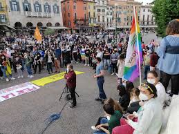 Sì all'approvazione salvini mano pesante per chi aggredisce e discrimina, picchia o insulta ma la libertà di pensare che un bambino viene al. Ddl Zan Manifestazione Anche A Verona A Sostegno Della Legge Contro L Omot