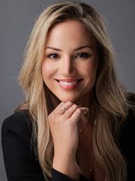 Lindsay Almeida's Instagram, Twitter & Facebook