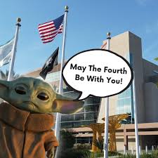 Bir şeyler yapmak için yer arayan fanlar yılın kalan günlerinde, minik padawanlar olarak birbirimize may the force be with you desek de 4 mayıslarda durum değişir. Kgvyjmtwv1loym