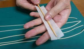 和ろうそくの芯作り 芯の中心は和紙 和紙に髄を巻き付ける 和紙が大事 和ろうそくの芯作り 和紙 髄 巻き付ける 作り方は簡単だけど やってみると 大変さがわかります 先人たちの知恵 五感ものづくり工房 gokan kobo tableware chopstick