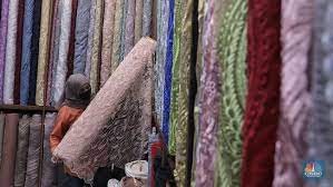 Fashion) adalah merupakan sebuah ekspresi estetika yang populer pada waktu, masa, tempat tertentu dan dalam konteks tertentu, terutama pada pakaian, alas kaki, gaya hidup, aksesori, riasan wajah, gaya rambut, dan proporsi tubuh. Seram Tekstil China Hasil Limbah Beracun Nyelonong Masuk Ri
