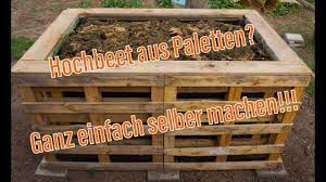Die paletten werden nun dicht aneinandergeschoben, mit schraubzwingen fixiert und aneinandergeschraubt. Hochbeet Aus Paletten Ich Zeige Dir Wie Man Ein Einfaches Hochbeet Baut Youtube