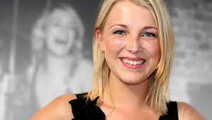Iris mareike steen (* 6. Gzsz Star Iris Mareike Steen Bh Vergessen Sie Posiert Im Figurbetonten Kleid Mit Tiefem Ausschnitt Bunte De