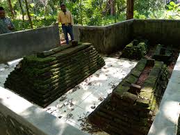 Surau ponolawen, merupakan wisata ziarah, benar makam keramat konon merupakan makam syeh penyebar agama islam pertama didaerah tersebut . Mengapa Petilasan Keramat Berbentuk Makam Ini Alasannya Rakyatjabarnews