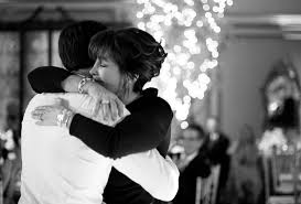 Durante la recepción de una boda, generalmente el novio y su madre comparten un baile especial para celebrar el lazo que los une. 20 Canciones Para El Primer Baile Del Novio Con Su Mama