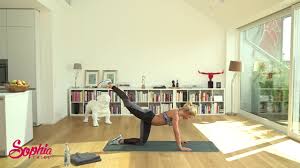 Wie bekommt man einen sixpack? Sophia Thiel Bauch Beine Po Workout Fem Com