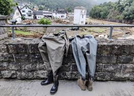 Des milliers d'allemands sont sous le choc après les violentes intempéries et un glissement de terrain chaotique dans la commune d'erftstadt. W08fkwf9x7ohmm