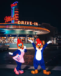 ユニバーサル スタジオ ジャパン usj on instagram 気分はハリウッドスター ウッディーウィニーのクリスマスデート ここにはたくさんの車があって見ごたえがあるよね そうだ コメント欄をいろんな車 でいっ ユニバーサルスタジオジャパン