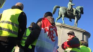 Aux pieds de la statue de l'empereur, un bon millier de « gilets jaunes ». Manifestation Regionale Des Gilets Jaunes A Quoi S Attendre A La Roche Sur Yon