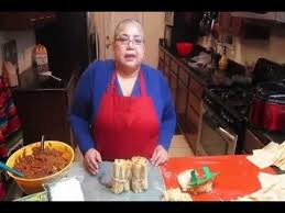 5 Easy Steps Tamales Filling Rolling Rellenar Y Envolver Homemade Tamales Recipe Mexican Food Recipes Mexican Food Recipes Authentic