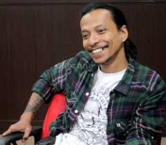 Bassist boomerang, hubert henry limahelu meninggal dunia. Henry Boomerang Biasa Ngemil Belatung Sagu Okezone Lifestyle
