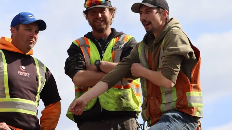 Parker Schnabel alongside his key crew members Mitch Blaschke and Tyson Lee on the claim., do AI tạo