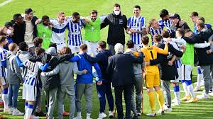 Nach dem 0:0 bei hertha bsc darf die mannschaft von friedhelm funkel weiter auf den klassenerhalt hoffen. Fussball Bundesliga Hertha Bsc Sichert Den Klassenerhalt Tagesschau De
