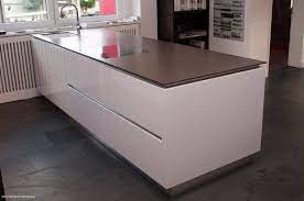 Schwarze küche holz ideen weiße hochglanz küchen. Weisser Lack Mit Schwarzbraunem Rahmen Kuchen Design Magazin