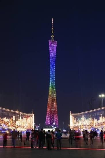 Canton Tower menyala di malam hari, Guangzhou