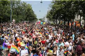 Organized by pioneering bisexual activist brenda howard and a committee she put together, the parade sees supporters march from greenwich village to central park. Europride Bis Zu 500 000 Demonstrierten Fur Gleichberechtigung Kurier At