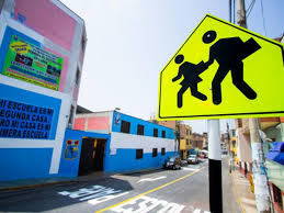 señal de advertencia zona escolar instalada en avenida principal de Lima