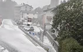 Read full articles, watch videos, browse thousands of titles and more on the maltempo topic with google news. Maltempo Grandine E Tromba D Aria Blackout A Castello Danni E Disagi Cronaca Castello Dell Acqua