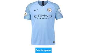 Tim dengan jersey warna biru mint ini biasanya menempatkan tiga logo di bagian depan. Rapor Baju Jersey Terbaru 7 Klub Raksasa Liga Inggris Ingin Tahu