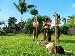 Di titik b, berdiri seorang kawanmu (diam) menaksir benda benda lain. Cara Menaksir Tinggi Suatu Pohon