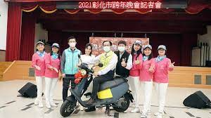 2021彰化市跨年晚會在彰化車站前嚴正嵐搶先開唱 baby strollers children baby