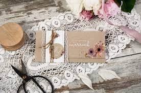 Romantische Hochzeitseinladung Im Kraftpapierstil Mit Blumen Einladung Hochzeit Vintage Hochzeitseinladung Romantische Hochzeitseinladungen