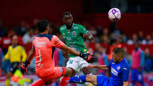 Cruz azul logró levantar el título del guardianes 2021, con lo cual cumplió las expectativas de su afición y los llena de optimismo para el futuro cercano, sabiendo que podrían sumar muchos más trofeos a las vitrinas. Leon Vs Cruz Azul Horario Canal De Tv Streaming Online Posibles Alineaciones Y Pronosticos
