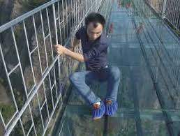 Realizat din 1077 de panouri de sticlă cu o grosime de 4 cm și susținut de cabluri ce cântăresc peste 120 de tone, acesta a fost conceput pentru a fi traversat în același timp de 2000 de persoane. Ai Avea Curaj Cel Mai Mare Pod De SticlÄƒ Din Lume Primeste Turistii Stiripescurt Ro