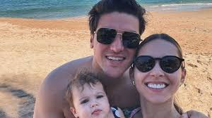 Samuel García festeja sus 36 años junto a Mariana y Mariel en la playa