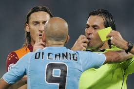 Quando si è al mare, magari sdraiati in spiaggia, capita spesso di vedere aerei che sorvolano il cielo con in coda una scritta che indica un messaggio pubblicitario. Roma Lazio Da Chinaglia E Di Canio A Totti E