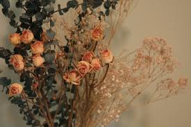 ¿buscas flores secas o artificiales para dar un nuevo aire a tu casa?damos la bienvenida al nuevo año con un centro de mesa rústico con. Flores Secas Para Decorar El Interior