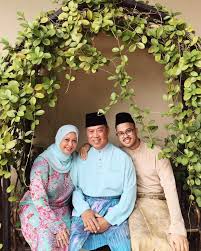 Muhyiddin yassin was born on 15 may 1947, which makes his zodiac sign a taurus. Kegembiraan Di Hari Raya Ialah Apabila Muhyiddin Yassin Facebook