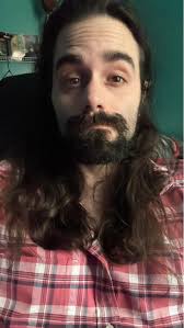 Does the guy in the middle look like Stephen Fry?