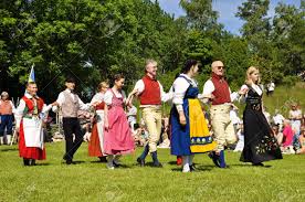 ¿cómo se produce el solsticio de verano? Torsstuna Suecia 22 De Junio Conjunto Folclorico De Suecia En Costyme Popular Tradicional A Cabo Un Baile En El Solsticio De Verano El 22 De Junio De 2012 En Torstuna Suecia Fotos