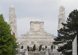 Tip na výlet so psom: Zakladny Kamen Mohyly M R Stefanika Na Bradle Polozili Pred 90 Rokmi