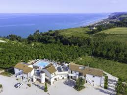 Il Residence E Inserito In Un Paesaggio Rurale Marchigiano Intatto Una Country House Dall Accoglienza Di Un Hotel A 4 Stelle Con Un Panora Luoghi Vacanze Case