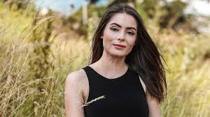 Influencerce se před deseti měsíci stala na dovolené v istanbulu nehoda, během níž utrpěla vážné popáleniny horní části těla. Snazim Se Naucit Mit Jizvy Po Popaleni Rada Rika Tynus Tresnickova Idnes Cz