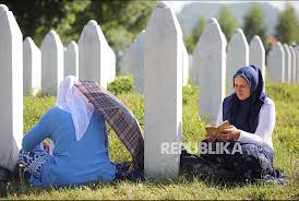 Massacre of more than 8,000 bosniaks in and around the town of srebrenica in july 1995 during the bosnian war. Film Pilu Muslim Srebrenica Para Wanita Yang Menolak Mati Ihram