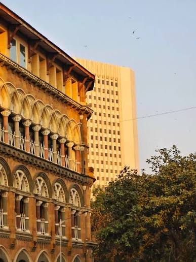 📍 Just off Horniman Circle (formerly Elphinstone Circle), right across from St. Thomas Cathedral, Fort This understated stretch of heritage buildings quietly maps the architectural evolution of Bombay from the late 19th