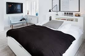 Foto di una camera da letto design essenziale e sottile questa testiera, con un solo vano contenitore. 10 Idee Per La Testiera Del Letto Casafacile