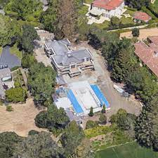 Stephen and ayesha curry's mansion features a combination of contemporary and traditional architectural styles, as well as numerous terraces, formal gardens and a guest house at the far back. Steph Curry S House In Atherton Ca Google Maps 2