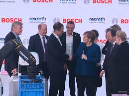 Este señor español piensa que los políticos que no aceptan los resultados de las urnas solo son peligrosos cuando son de ultraderecha. Boschglobal A Twitter Handshake Between Physicists Bosch Ceo Volkmar Denner Welcomes German Chancellor Angela Merkel At The Bosch Booth Of Hannover Messe Where We Present The Factory Of The Future Industry40 Iiot