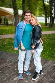 Чета шоумена и ведущего анатолия анатолича и его жены юлии бойко, более известной как юла, ожидает рождения третьего ребенка. Dzhinsy Varenki Kalyan I Viski Zvezdnaya Tusovka Pogulyala Na Dne Rozhdeniya Anatoliya Anatolicha Foto Detektor Media