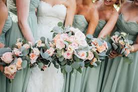 There is something about these wedding color combinations that remind us of beautiful flowers and aged green sea glass making it the most perfect wedding color for the summer months. An Airy Summer Wedding With A Color Palette That Is Pure Perfection