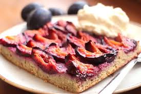 Zwetschgenkuchen oder pflaumenkuchen ist ein blechkuchen, der traditionell aus hefeteig. Saftiger Low Carb Zwetschgen Kuchen Blechkuchen Mit Kokos Goldleinsamenmehl
