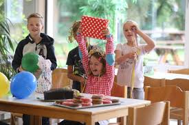 Die kindergeburtstagsspiele, die auf der party gespielt werden, sorgen nicht nur für spaß und freude bei kleinen partygästen, sondern sind aus sicht der eltern auch eine wichtige maßnahme, um die kinder zu beschäftigen und ein unkontrolliertes durcheinander im kinderzimmer zu. Kindergeburtstag Feiern Ausserhalb Von Zuhause Ab In Die Jugendherberge
